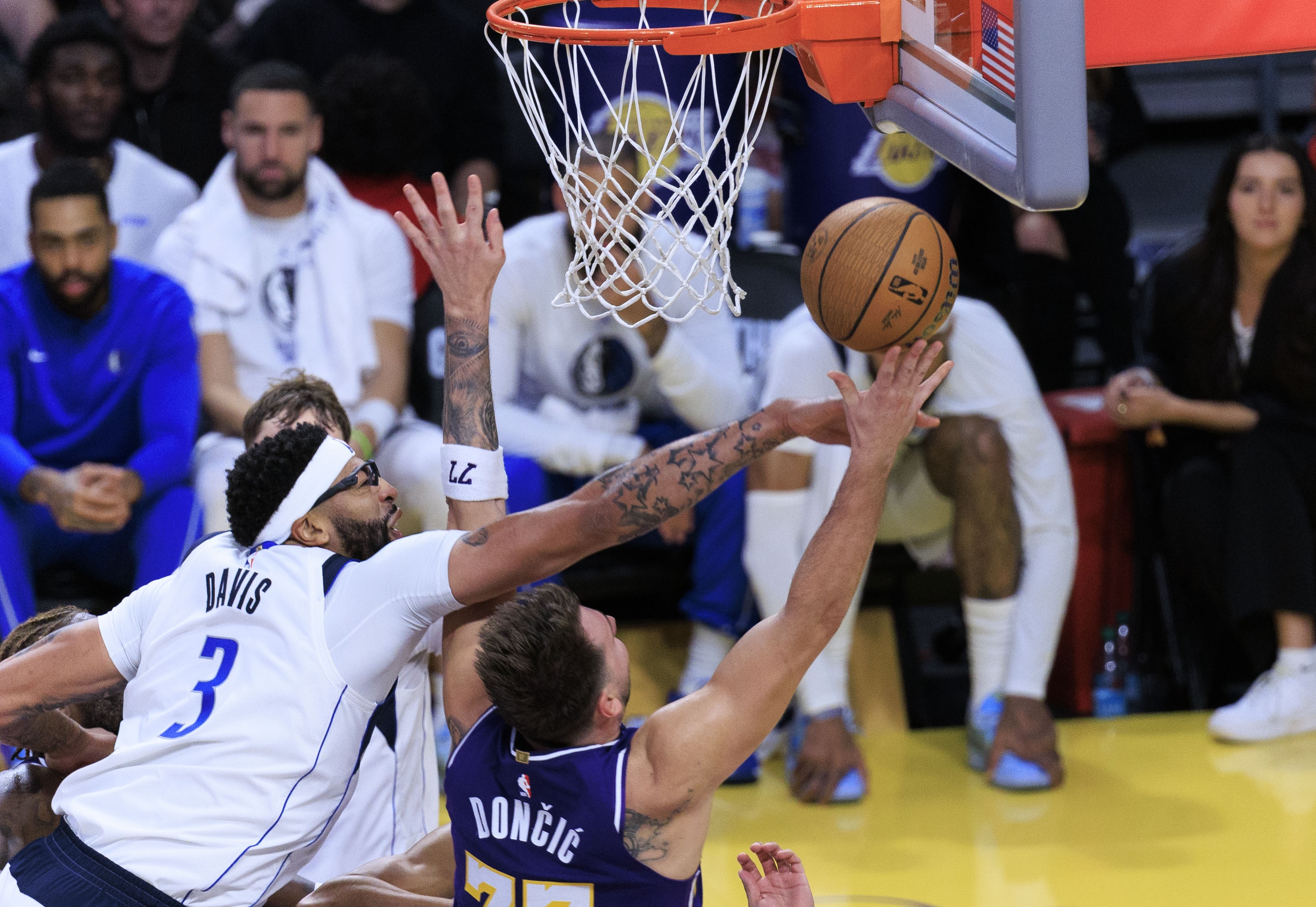 体育直播-富保罗想让浓眉走？阿里纳斯：浓眉最终会想办法偷偷溜回湖人