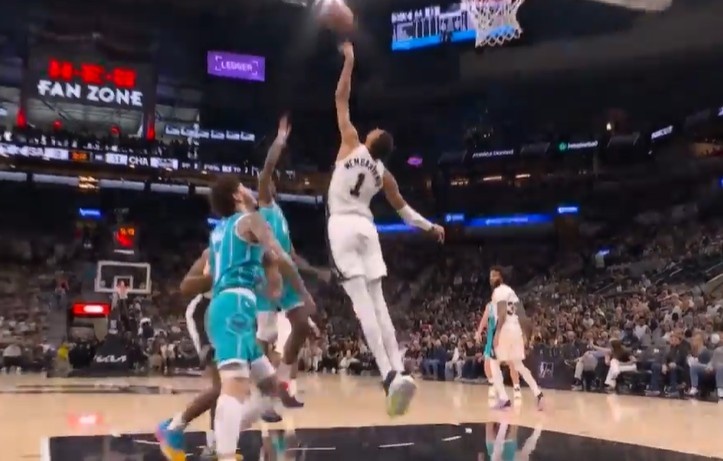 sofascore官网-这么不信邪？迪亚巴特转身勾手被文班大帽 再强攻被干扰造成24秒